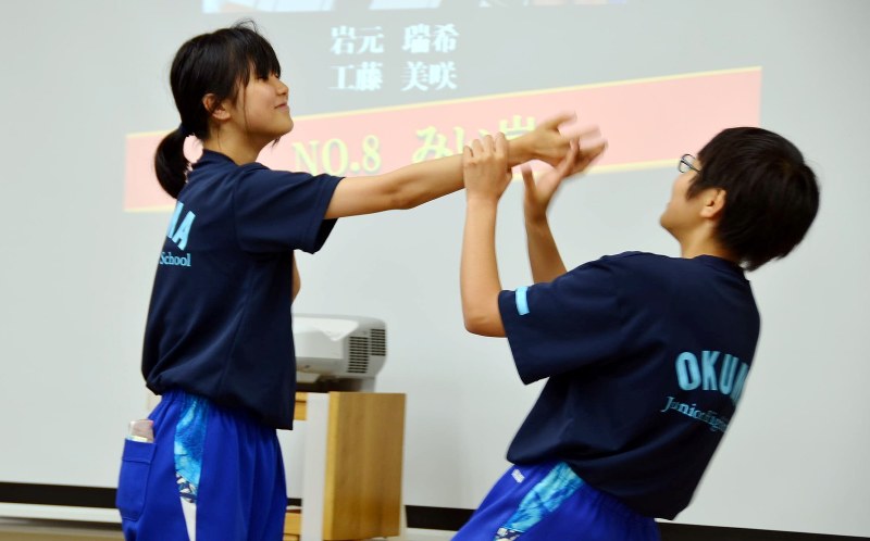 「O-1グランプリ」で初代王者になった女子2人組「みい岩」の岩元瑞希さん(左)と工藤美咲さん=福島県会津若松市の大熊町立大熊中学校仮校舎で2017年7月18日午後2時59分、湯浅聖一撮影
