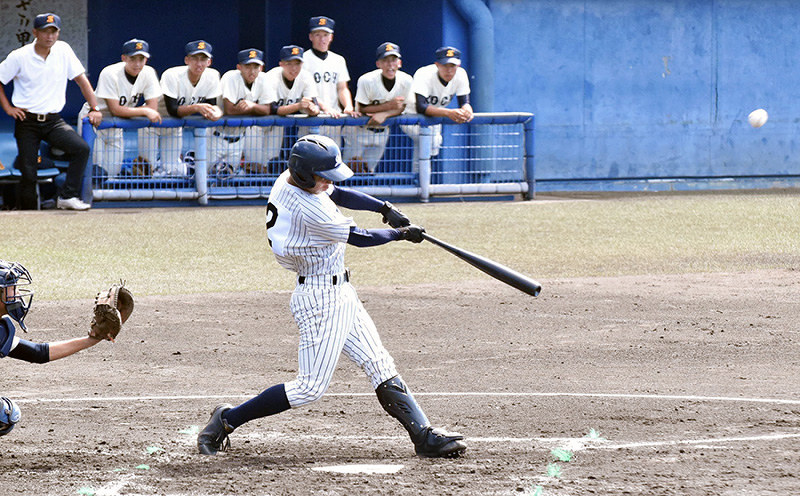 【高知商-明徳義塾】二回裏明徳義塾1死二、三塁、筒井が適時二塁打を放つ=高知市春野町芳原の県立春野球場で、松原由佳撮影
