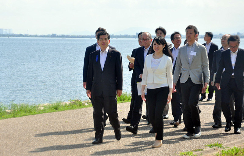 視察に訪れた石井啓一国土交通相(左)と、出迎えた越直美大津市長(中央)=同市の大津湖岸なぎさ公園で、大原一城撮影