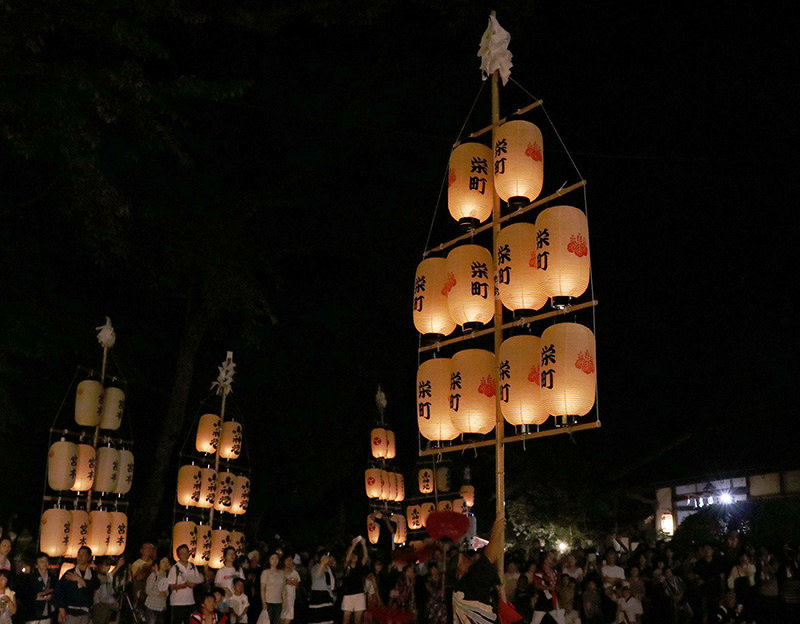 鴨都波神社に到着したススキ提灯=奈良県御所市で、藤原弘撮影