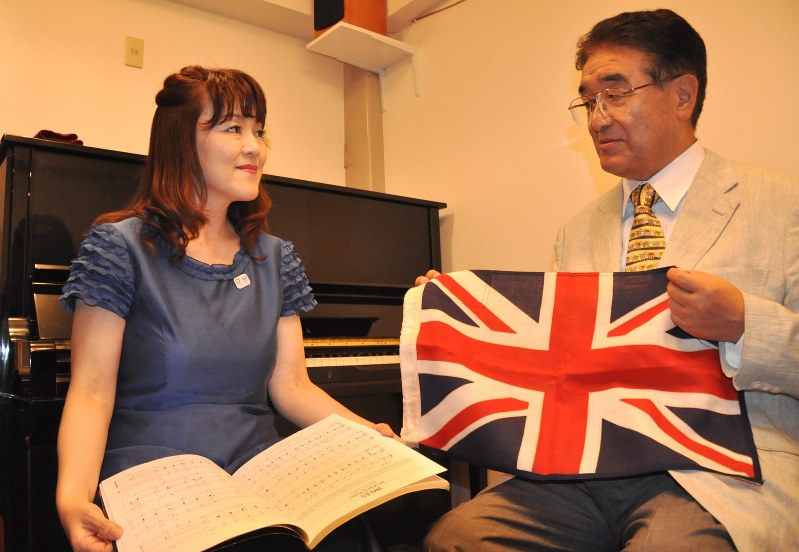 授業に向けて打ち合わせをする新藤昌子さん(左)と吹浦忠正さん=調布市で