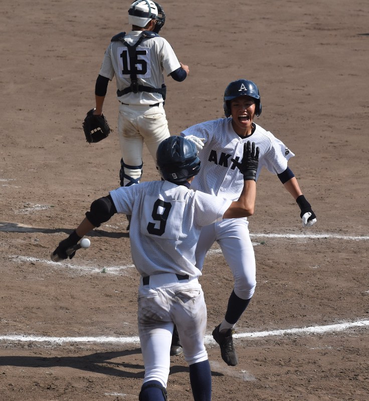 【能代松陽-秋田】八回裏秋田2死一、三塁、湊の中前適時打で増山(右)が還り勝ち越し=秋田市のこまちスタジアムで