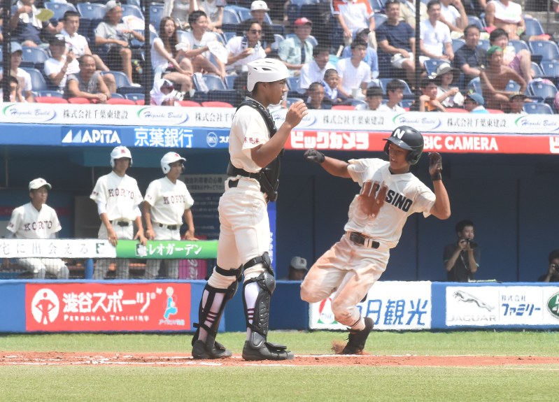 【習志野-拓大紅陵】六回表習志野1死一、二塁、吉野の内野安打に敵失が絡み、鈴木が生還=千葉市美浜区のZOZOマリンスタジアムで