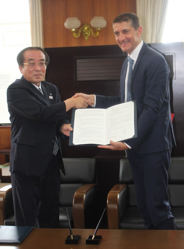 合意書を交わす忍野村の天野多喜雄村長(左)とフランスバスケットボール協会のジャン・ピエール・シウタ会長=忍野村役場で