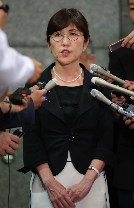 PKO日報隠蔽問題について報道陣に話す稲田朋美防衛相=防衛省で19日午後6時42分、長谷川直亮撮影