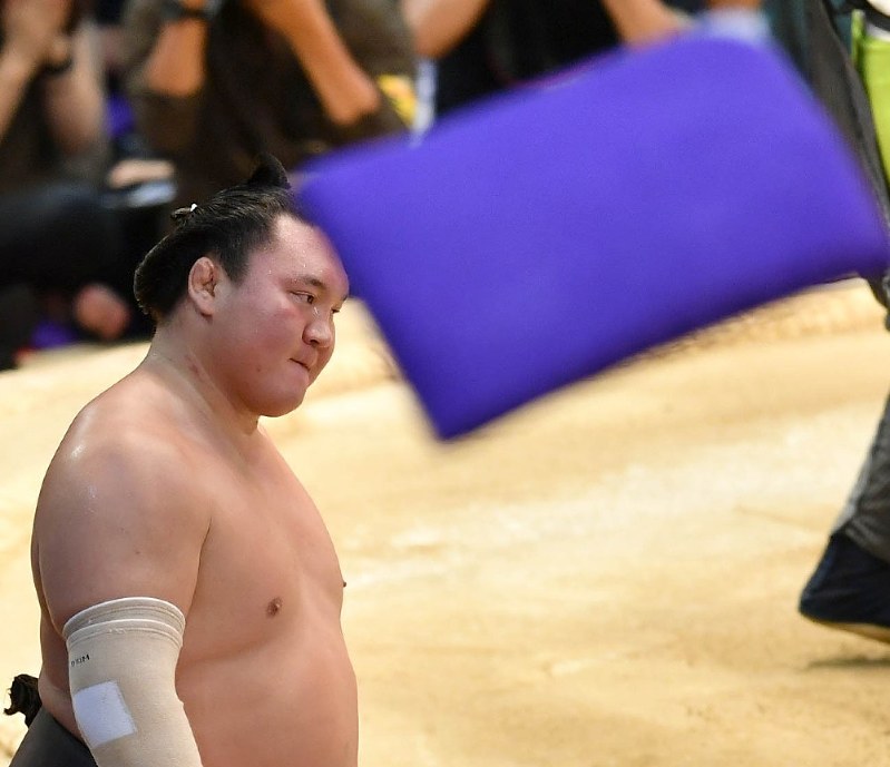 御嶽海に敗れ、首をかしげる白鵬=望月亮一撮影