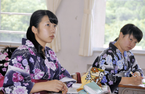 自作の浴衣姿で授業を受ける生徒たち＝京都府京丹後市弥栄町で２０１７年７月１９日午前１０時、塩田敏夫撮影）