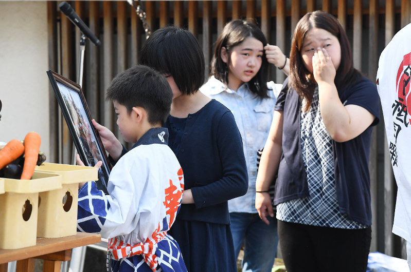 日田祇園の「流れ曳き」には山本さんの妻佳代さん(右)、法被姿の長男朔矢さん(左)ら遺族も姿を見せた=大分県日田市で2017年7月20日午前9時ごろ、上入来尚撮影