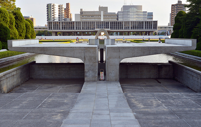 平和の灯 水求める手 再現か 内部補修で判明 大きな空洞 指のような太いコンクリ 広島 毎日新聞