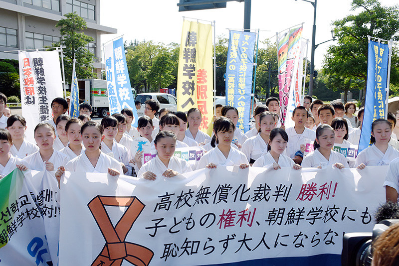判決後、「不当判決を許さない」と訴える生徒たち=広島市中区の広島地裁前で2017年7月19日午後4時8分、小山美砂撮影