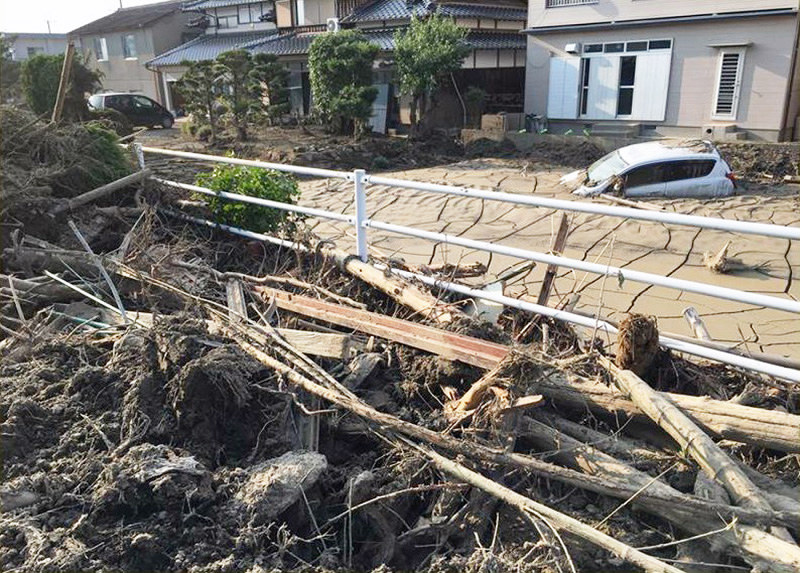 福岡県朝倉市の住宅地まで押し寄せた流木。市内へ派遣された徳島県の職員が撮影した=徳島県提供