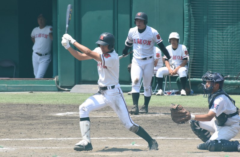 【日大山形-山形南】八回表日大山形2死二塁、鹿野の右前打で二走の近藤大が生還し、5点目=中山町の荘銀・日新スタジアムで