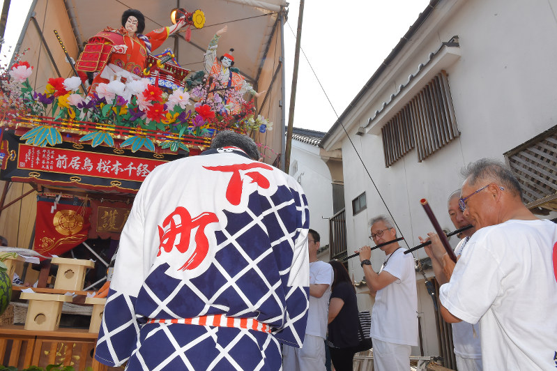 山本さんを弔う笛を吹く同僚の佐々木さん(右端)ら=上入来尚撮影