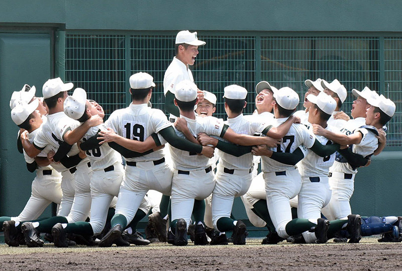 試合前に円陣を組み、気合を入れる日高中津の選手たち=和歌山市の県営紀三井寺球場で、木原真希撮影