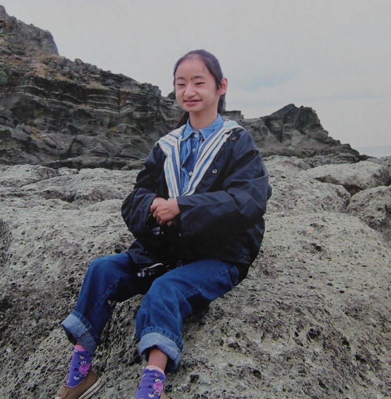 10年ほど前、青森県を旅行中、父親のカメラにほほえむ長女=2009年11月21日(遺族提供)