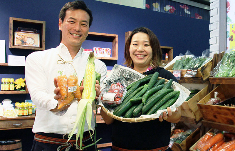 リニューアルした店内でオススメ野菜を手にする店員ら=兵庫県姫路市西駅前町で、幸長由子撮影