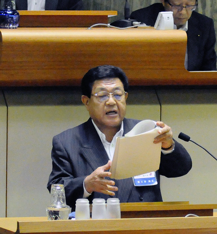 住民投票条例に反対の意見を述べる冨士谷・近江八幡市長=滋賀県近江八幡市議会で、金子裕次郎撮影