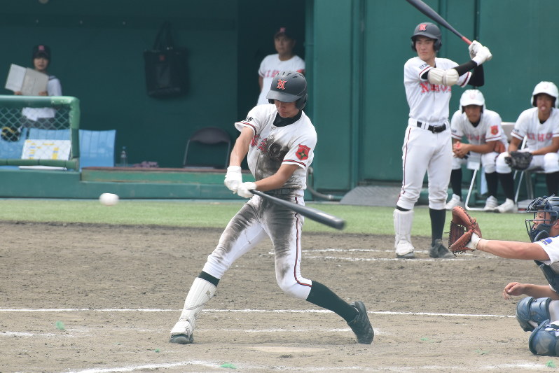 【日大山形-酒田南】九回表日大山形1死三塁、鹿野の右前打で三走の近藤大が生還し5点目=中山町の荘銀・日新スタジアムで