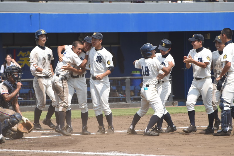 【明秀日立-竜ケ崎一】延長十二回サヨナラ勝ちし喜ぶ竜ケ崎一の選手たち=ひたちなか市民球場で