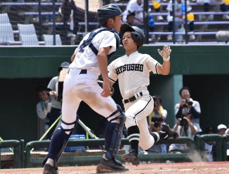 【岩村田-松商学園】五回裏松商学園1死三塁、ランニング本塁打を放ち、生還する本木=長野オリンピックスタジアムで