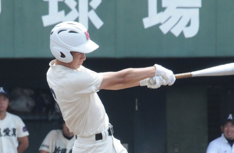 【折尾愛真-春日】三回裏春日1死一、三塁、鶴田大智選手が中越えに適時三塁打を放つ
