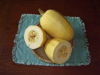 ゆでると、そうめんのようにほぐれる「ソウメンウリ」。カボチャの一種だけに皮が硬く、切るのに骨が折れる