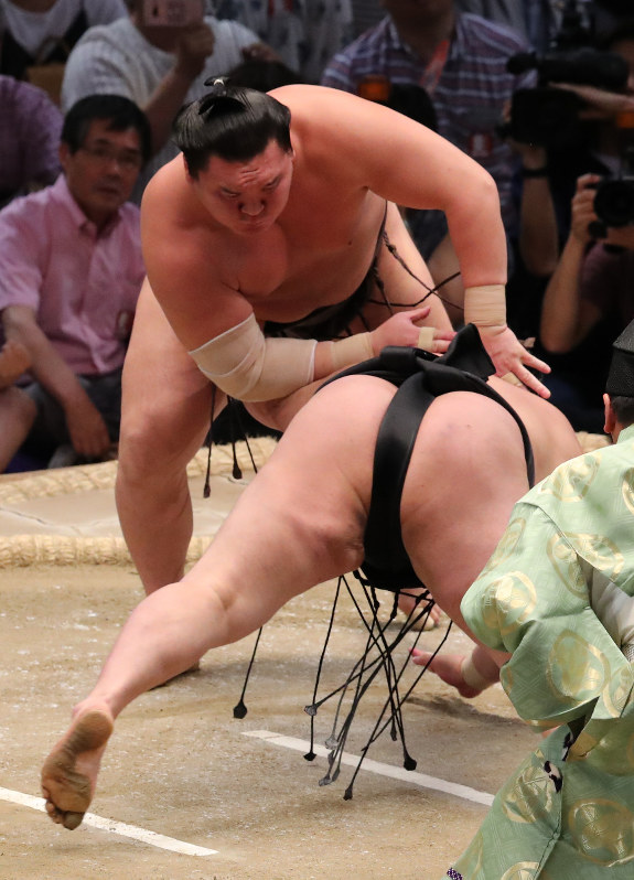 大相撲名古屋場所：白鵬1敗堅持 碧山2敗で千秋楽へ | 毎日新聞