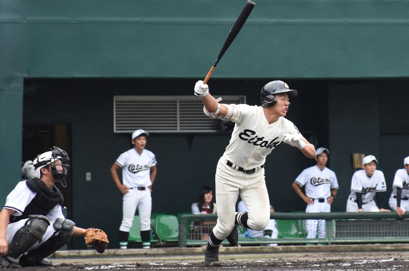 【名古屋大谷-栄徳】一回裏栄徳2死二塁、石原が適時二塁打を放ち先制(捕手・百瀬)=小牧市の小牧球場で