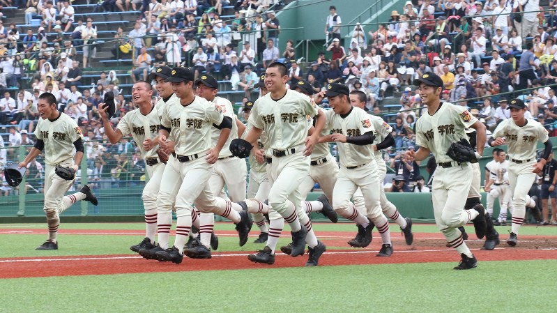 栃木大会7連覇を決め、応援席に駆け寄る作新学院の選手たち=宇都宮清原球場で