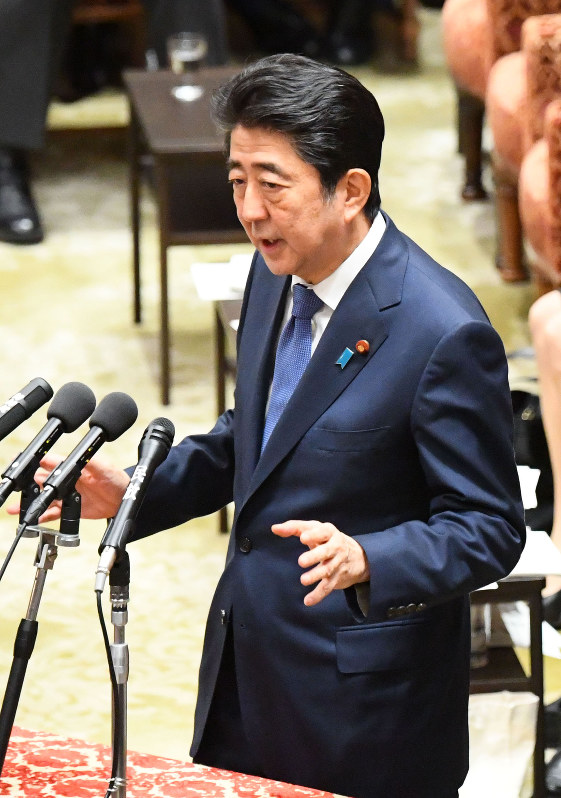 衆院予算委員会で学校法人加計学園の獣医学部新設計画について民進・大串博志氏の質問に答弁する安倍晋三首相=国会内で2017年7月24日午前11時8分、川田雅浩撮影