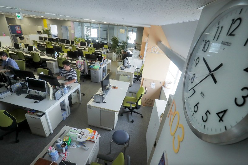 「テレワーク・デー」を導入したNTTデータの職場風景。通常は午前9時半には全員が出社している=東京都江東区で2017年7月24日午前9時36分、和田大典撮影