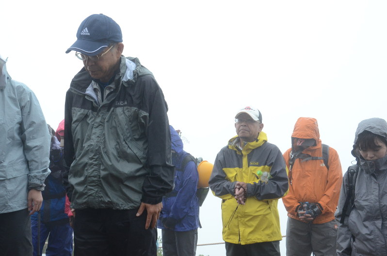 慰霊登山で黙とうをささげる遺族ら=長野県王滝村の御嶽山8合目付近で2017年7月23日午前11時50分、安元久美子撮影