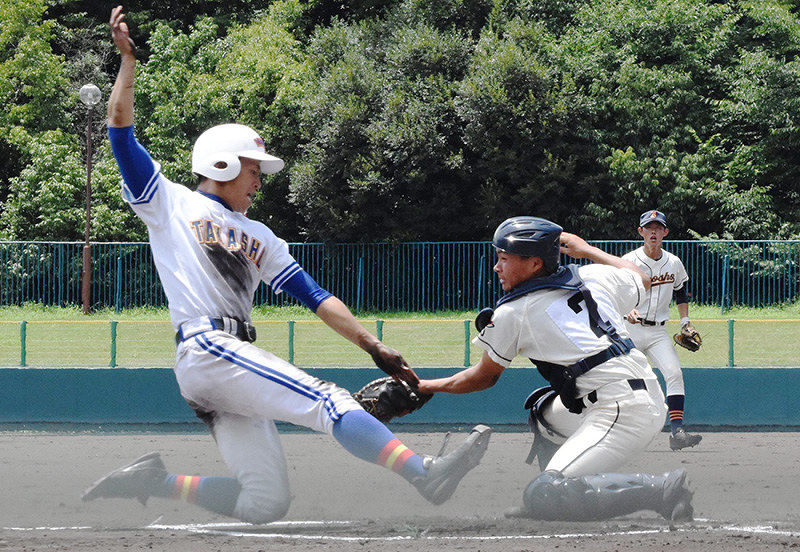 【高田商-奈良情報商】二回表高田商無死二、三塁、上田の投ゴロで野手の送球の間に三塁走者の大久保が生還し先制=奈良県橿原市の佐藤薬品スタジアムで、佐藤英里奈撮影