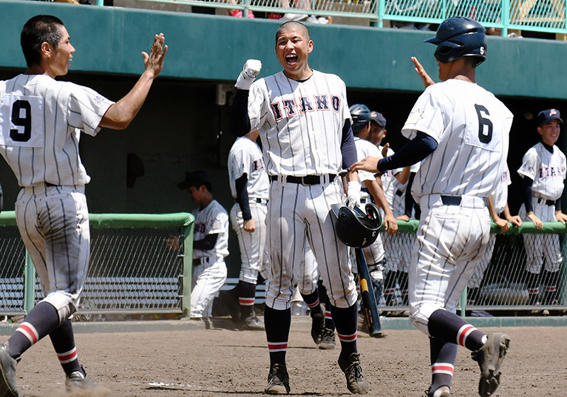 【城北-板野】六回裏板野2死一、二塁、金森の適時三塁打で2点先取し、喜ぶ選手ら=徳島県鳴門市撫養町立岩のオロナミンC球場で、大坂和也撮影