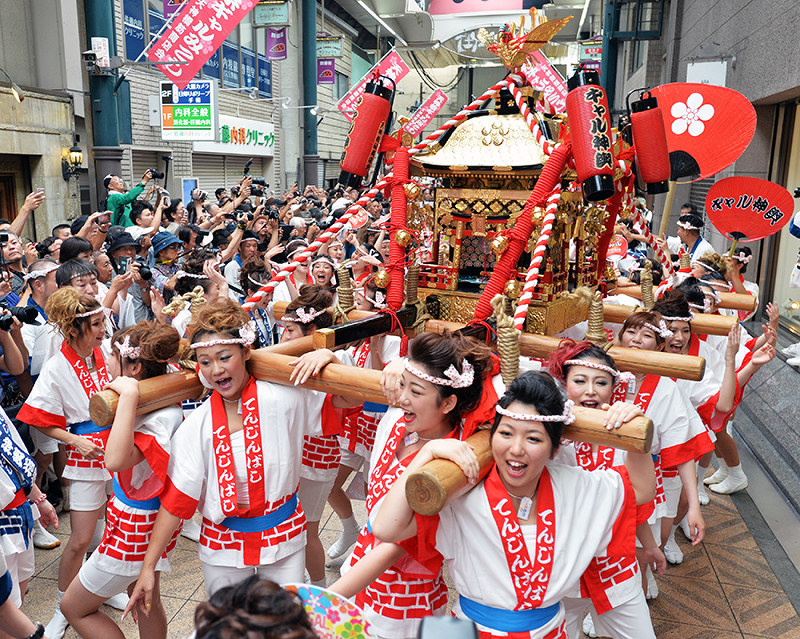 元気な掛け声を上げてみこしを担ぐ「ギャルみこし」=大阪市北区の天神橋筋商店街で2017年7月23日午後0時2分、加古信志撮影