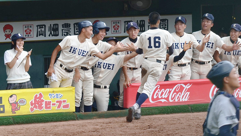 【育英-西脇工】三回表育英1死三塁、走者が生還して先制点を挙げ、盛り上がる選手たち=神戸市須磨区緑台のほっともっとフィールド神戸で、藤田愛夏撮影