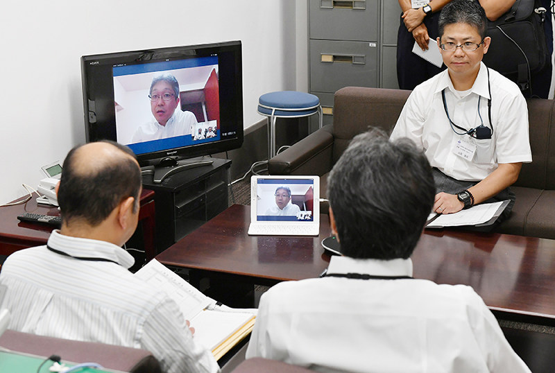 「テレワーク」が導入された大阪府庁の会議。人事局長がインターネットを使って参加した=大阪市中央区で2017年7月24日、三浦博之撮影