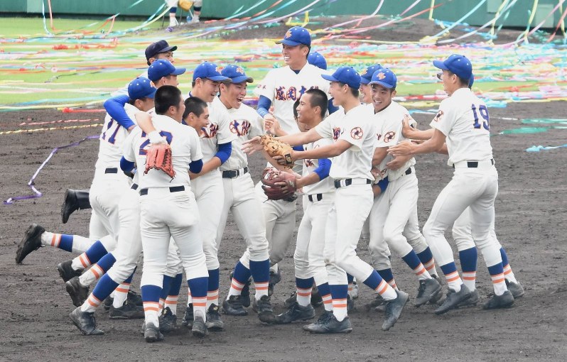甲子園出場を決め、マウンド付近に笑顔で駆け寄る盛岡大付の選手たち=盛岡市三ツ割の県営野球場で