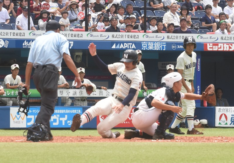 【検見川-習志野】二回裏習志野2死満塁、吉野の左前打で二塁から池田が生還=千葉市美浜区のZOZOマリンスタジアムで