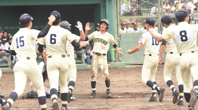 【加納-市岐阜商】九回裏市岐阜商1死三塁、木村の中前打でサヨナラ勝ちを収め、本塁上に集まる選手たち=大野レインボースタジアムで