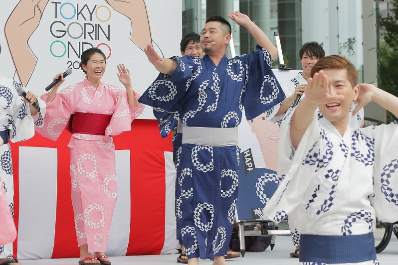 サッカー女子の澤穂希さん(左)らと共にリニューアルした東京五輪音頭を披露する振付家の井手茂太さん(右)動画=24日、和田大典撮影