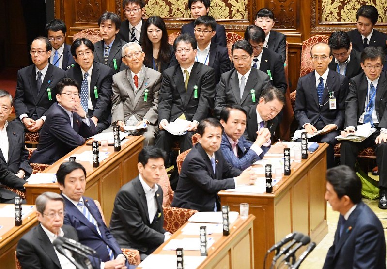 衆院予算委員会で安倍晋三首相(右手前)の答弁を聞く和泉洋人首相補佐官(奥前列左端)と前川喜平・ 前文部科学事務次官(同左から5人目)=24日、川田雅浩撮影