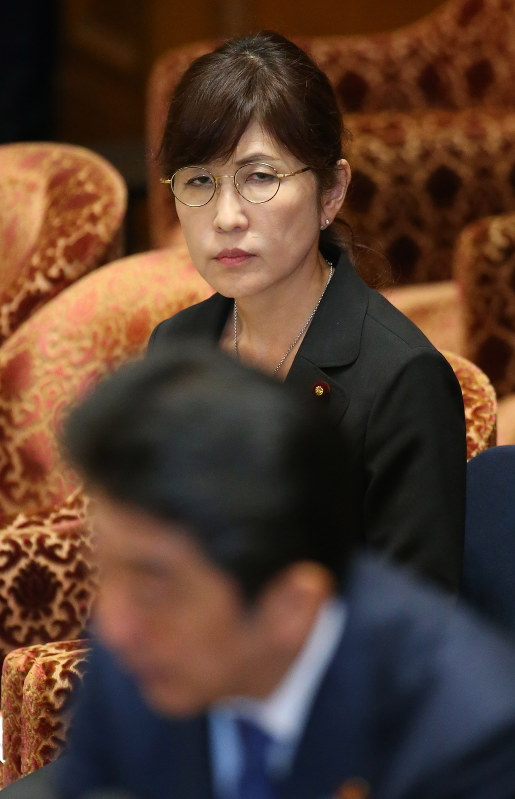 衆院予算委員会で、防衛省に関連する質問で答弁する安倍晋三首相(手前)を見つめる稲田朋美防衛相=国会内で2017年7月24日午前11時21分、小川昌宏撮影
