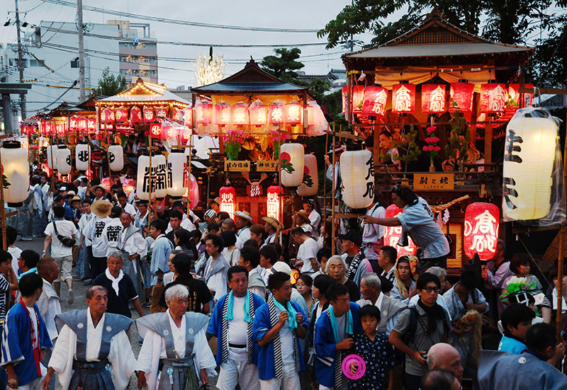 田辺祭 宵宮 夏夜を照らす笠鉾巡行 和歌山 毎日新聞