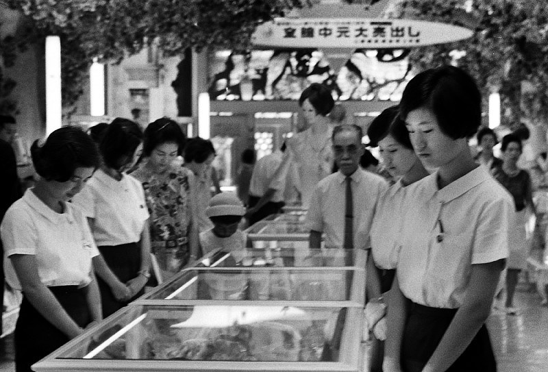 関西50年前：【昭和42年8月15日】売り場でも黙とう | 毎日新聞