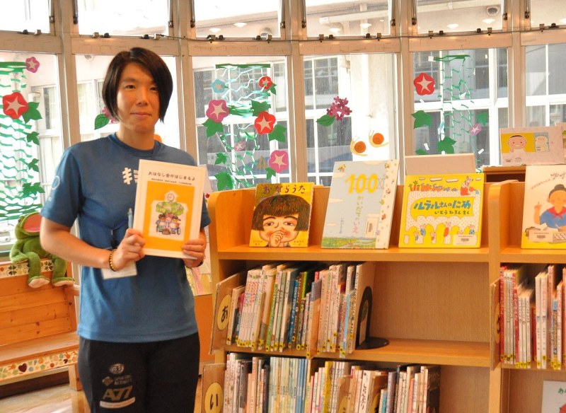 特別支援学校での読み聞かせ活動についての冊子をまとめた生井恭子教諭=東京都江東区の東京都立墨東特別支援学校で