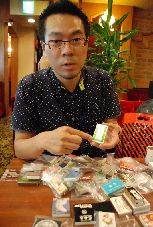 「最近はマッチを置く店も少なくなっている」と話す村田龍一さん。これまで1200軒以上の喫茶店を訪れたが、マッチ箱を置いているのは3軒に1軒程度だという