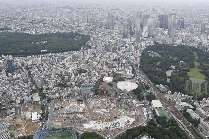 新国立競技場建設地。奥は新宿副都心=2017年7月23日、本社ヘリから