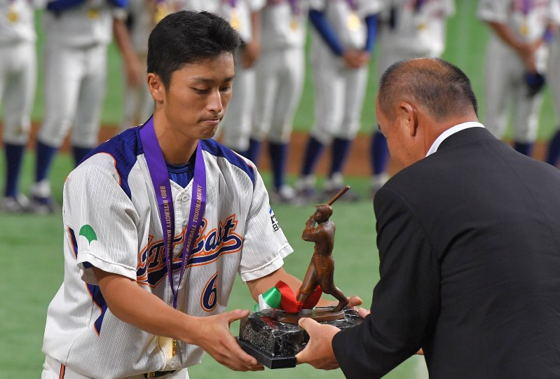 橋戸賞を受賞した東京都(NTT東日本)の福田周平選手=東京ドームで2017年7月25日、森園道子撮影