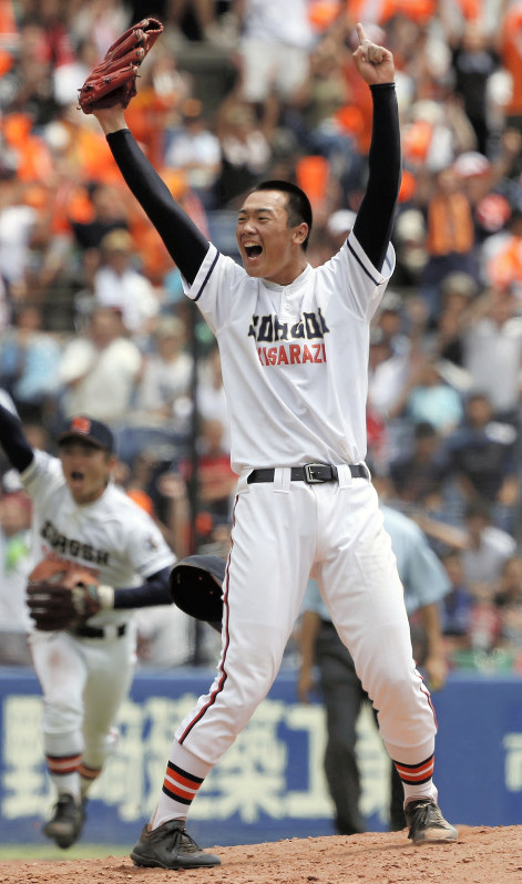 千葉大会で優勝し、マウンド上で両手を突き上げる木更津総合の山下=千葉市美浜区のZOZOマリンスタジアムで2017年7月25日、近藤卓資撮影